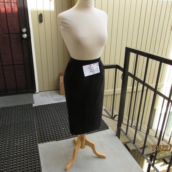 #512  WOMEN'S COTTON VELVETEEN STYLE BLACK SKIRT (SIZE 14) - Picture 2 of 4
